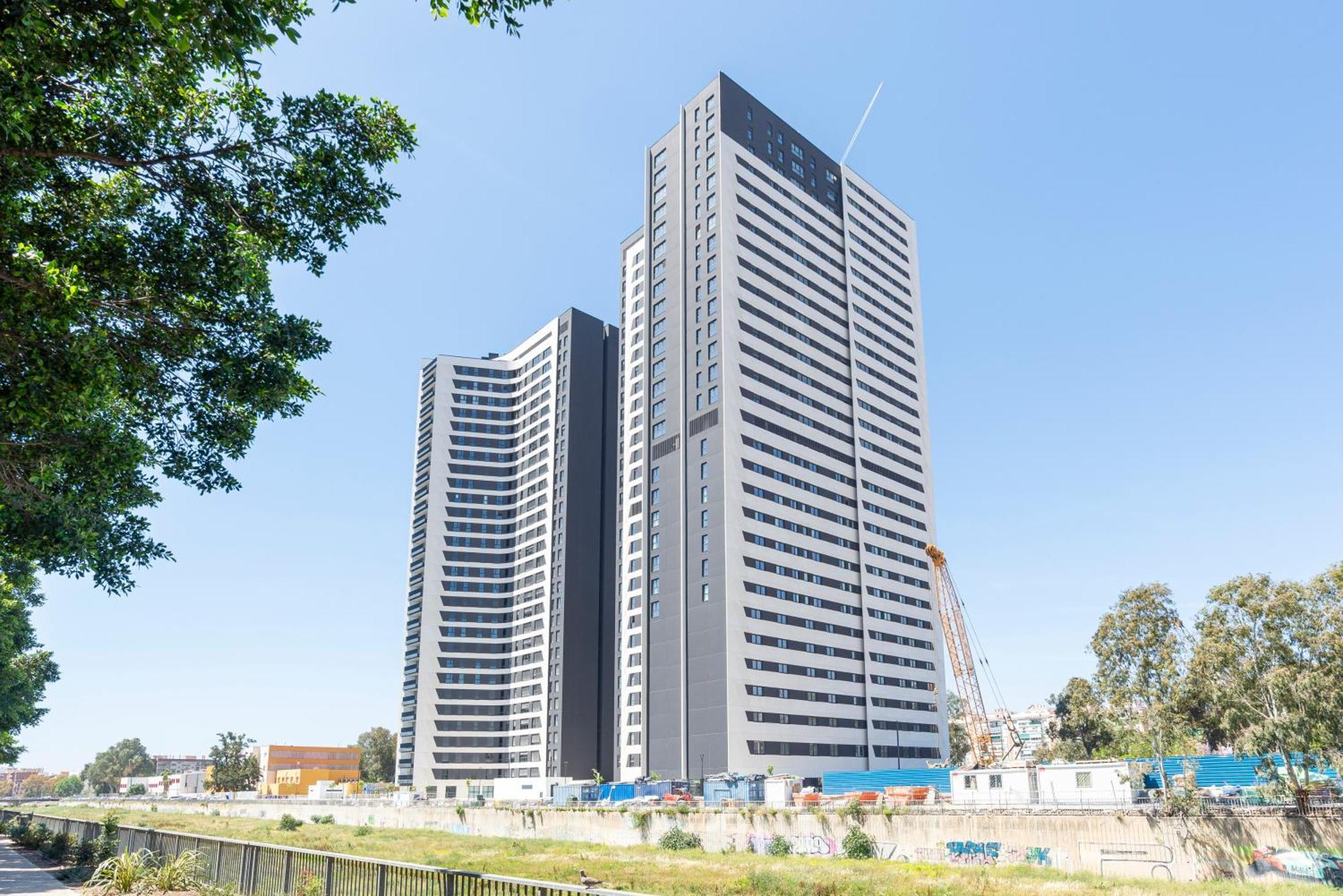 Skyline Rooftop Pool & Coworking By Ele Appartamento *