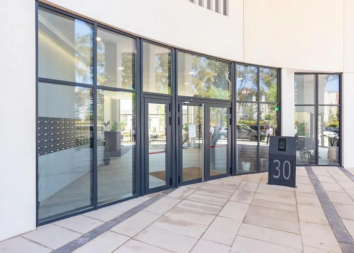 Skyline Rooftop Pool & Coworking By Ele Apartments